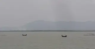 নাফ নদী থেকে অপহৃত ১২ জেলের খোঁজ নেই